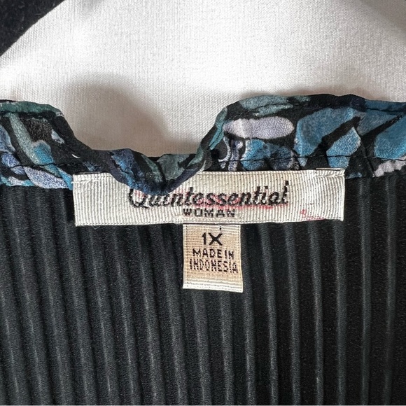 Quintessential Woman Modest blouse Size: 1X 
Women's Black and Blue Paisley Top - Picture 5 of 15